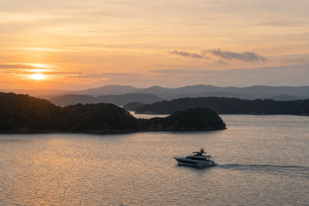 夕景の海を進むヨット